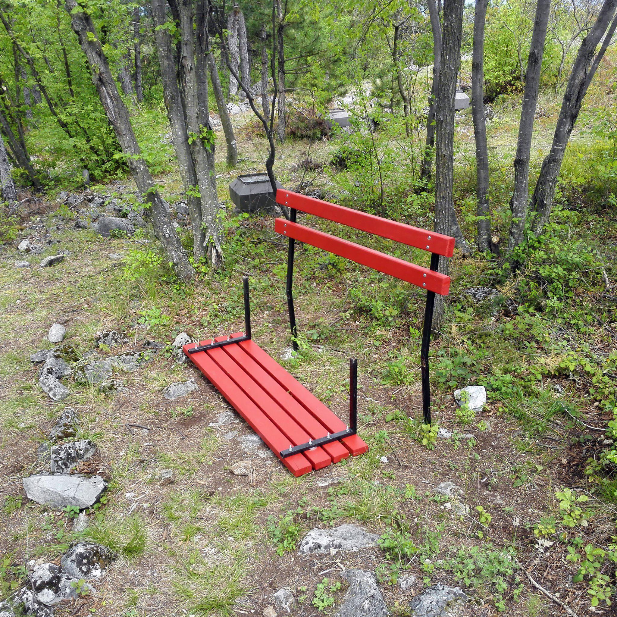 Immagine per Tornano i vandali al Bunker di San Michele del Carso, divelta la porta del radar e la panchina rossa